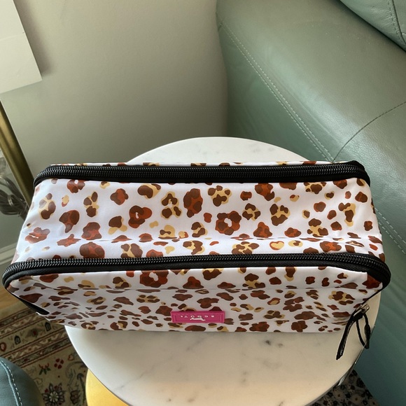👛Scout 3 Way Toiletry Bag in Faux Paws Print - Picture 6 of 9